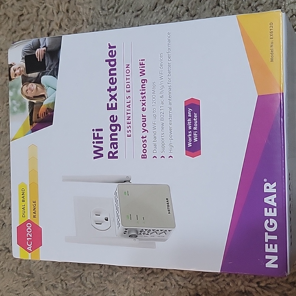 Netgear AC1200 Wi-Fi Range Extender works with any wifi router new in box
